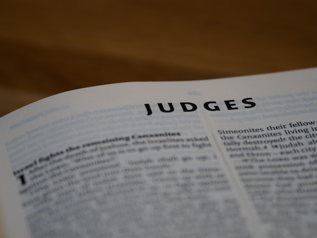 "Judges" Il n'y a pas pire juge pour soi même que soit même.