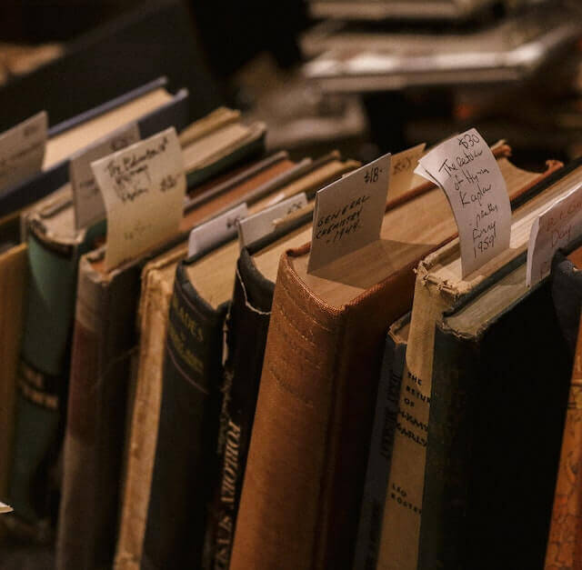 Ces livres représentent le mécanisme de défense de l'intellectualisation