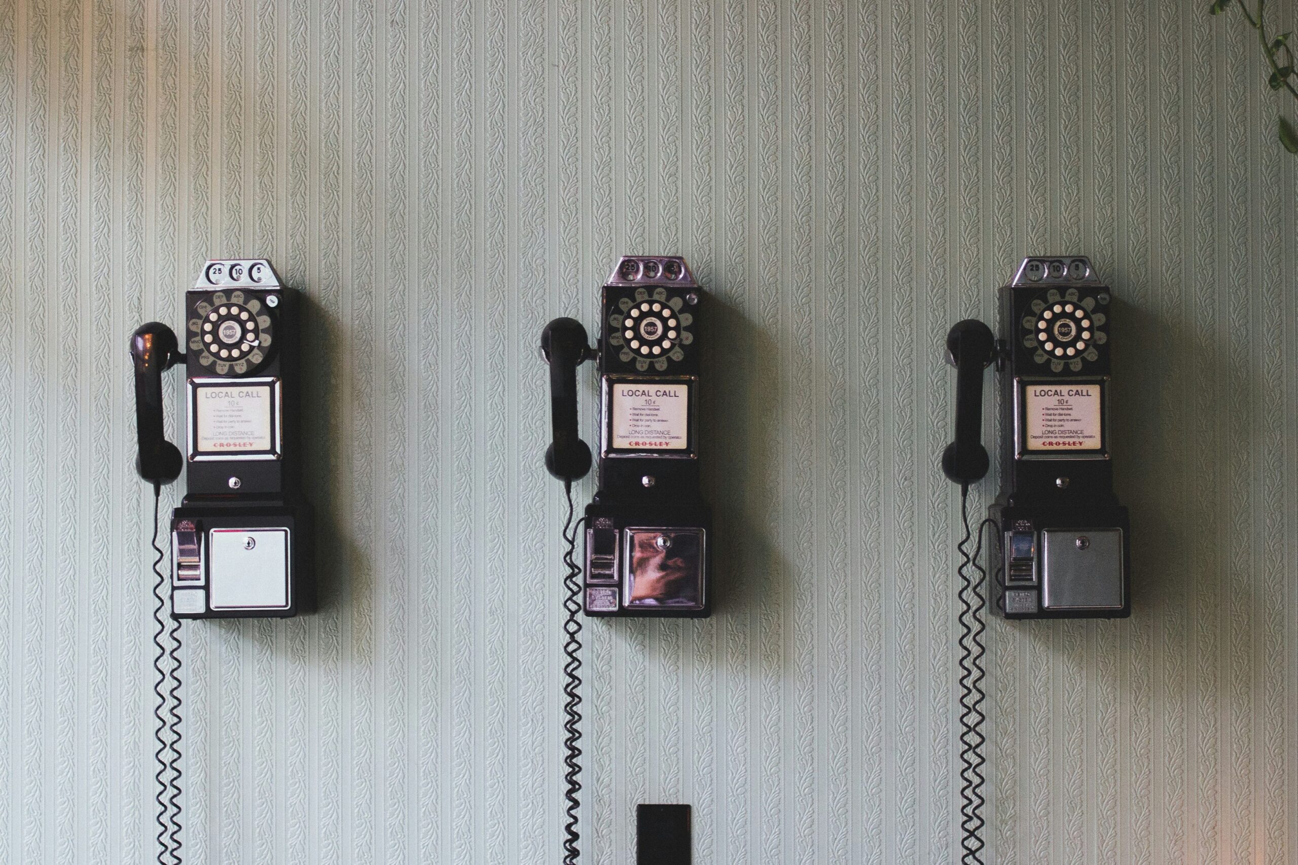 Trois téléphones qui symbolisent différentes manière de communiquer